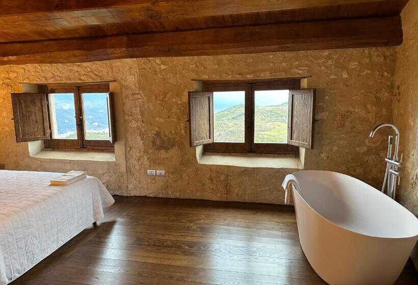 جناح مطلّ علي الجبل, Charme In Perillis