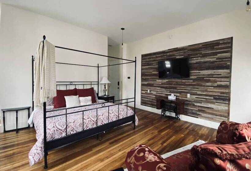 Deluxe Studio, Eighteenninety Sleepover