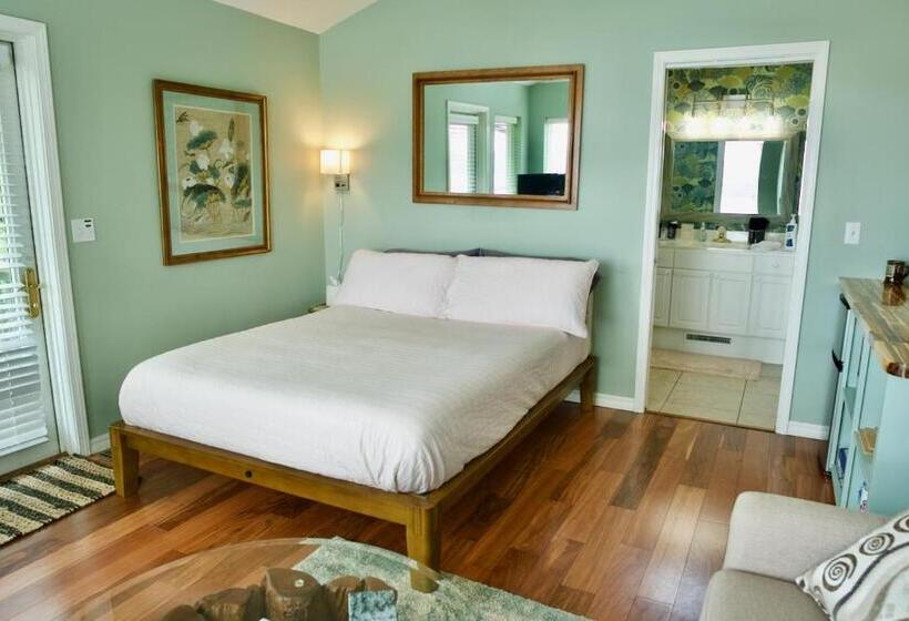 Suite with lake view, Beaver Lake Cottages