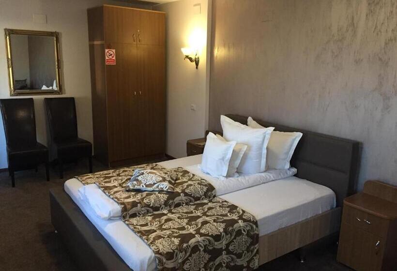 חדר סטנדרט לשלושה, Pensiunea Flora