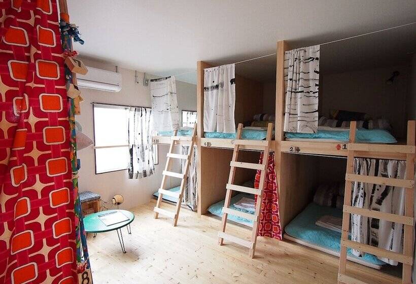 Lit en Chambre Commune, Kamagasaki University Of The Arts Cafe Garden Guest House Aka Cocoroom