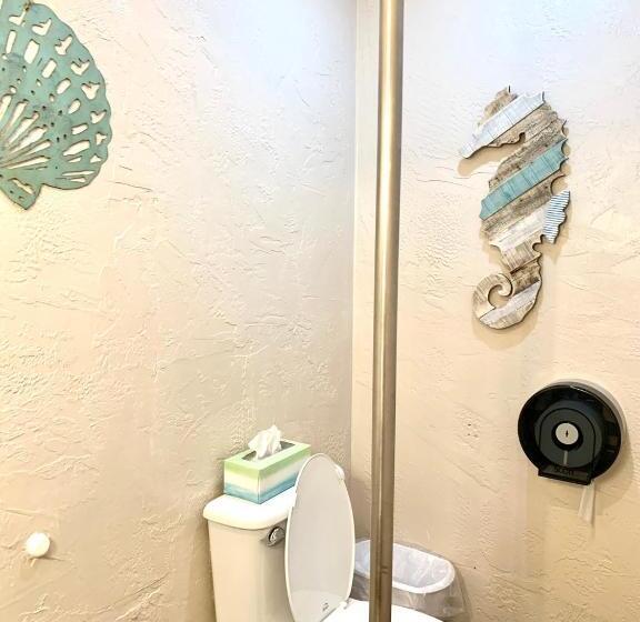 Семейный Номер, Breakers Boutique Inn