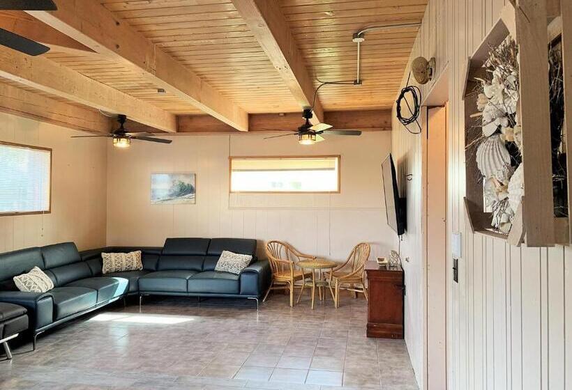 Семейный Номер, Breakers Boutique Inn