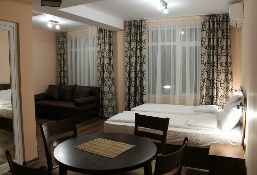 استودیو خانوادگی, Center Guest House