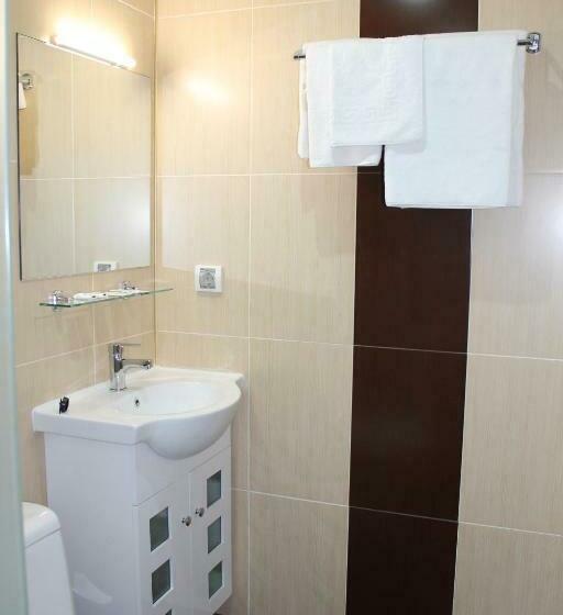 استودیو خانوادگی, Center Guest House