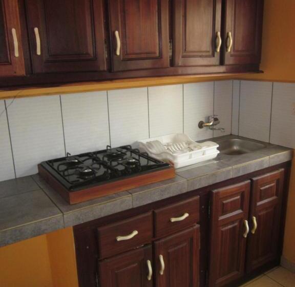 استودیو خانوادگی, Residence Kathyly