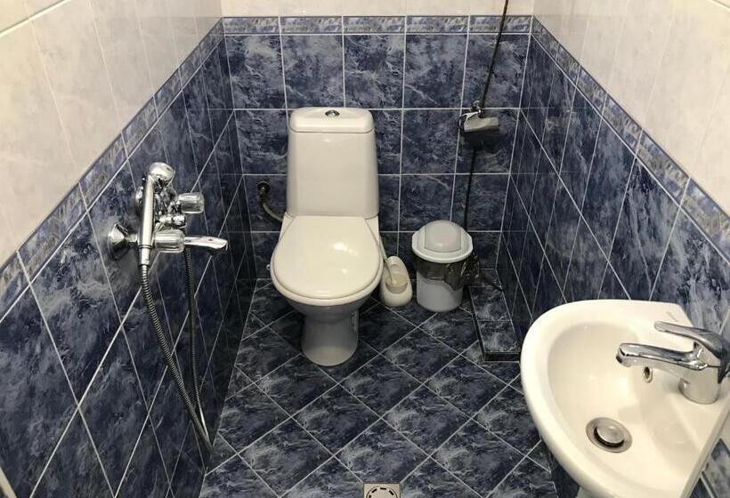 标准三人间共用浴室, Guesthouse Elena