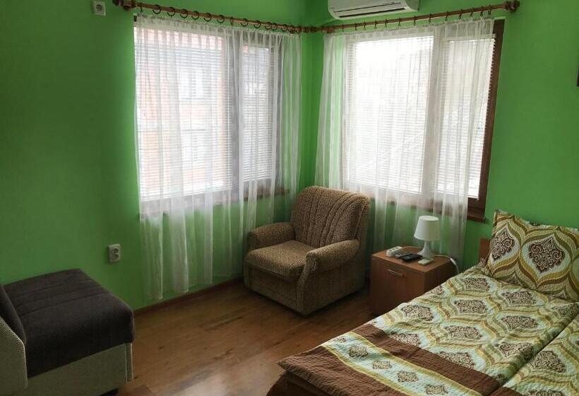 标准三人间共用浴室, Guesthouse Elena