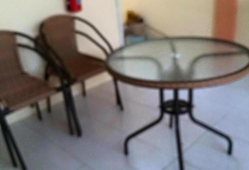 اتاق خانوادگی, Hostal Montecarlos