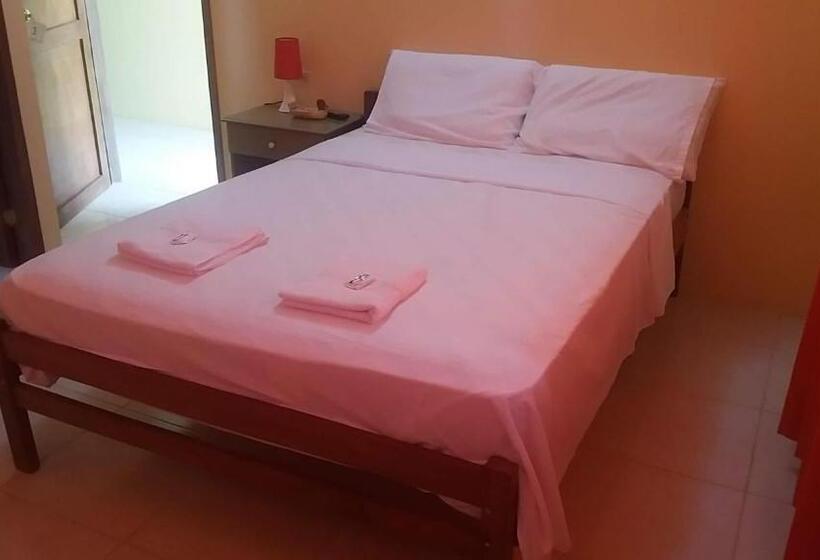 اتاق لوکس, Hostal Montecarlos
