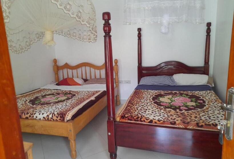 اتاق کلاسیک چهارنفره, Maasai Villa Backpackers Home