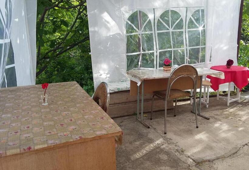 اتاق کلاسیک سه تخته, Shushan Guest House
