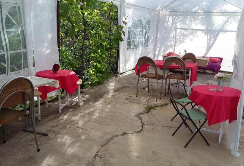 اتاق استاندارد سه نفره, Shushan Guest House