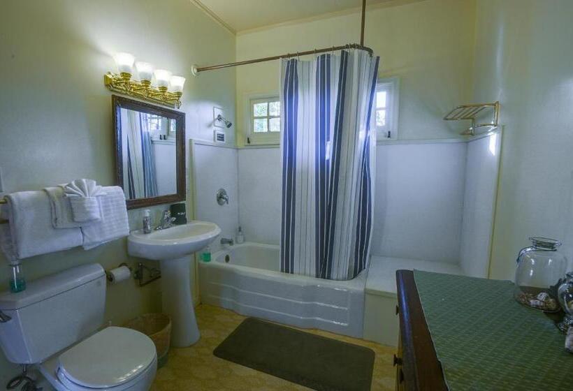 Номер Deluxe, The Captains Quarters