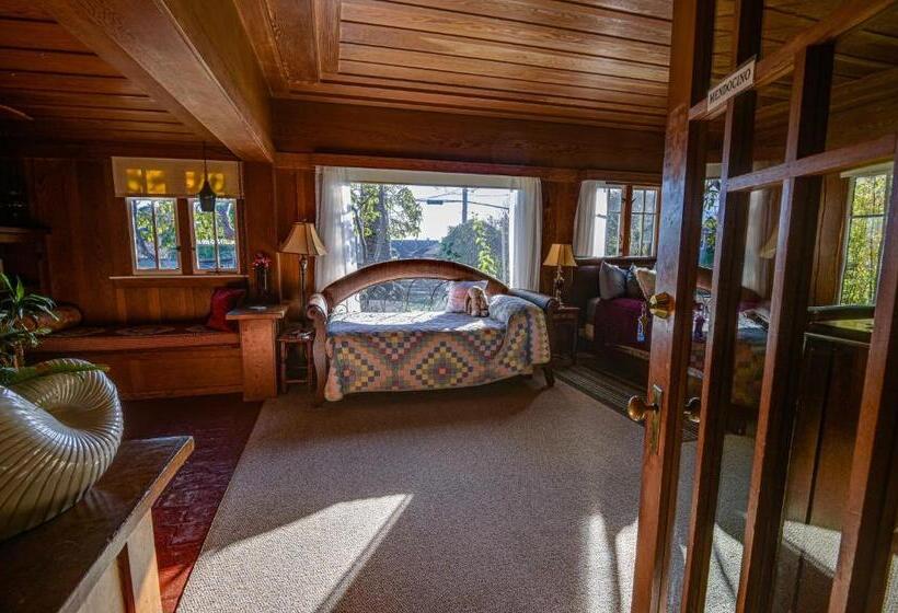 Номер Deluxe, The Captains Quarters