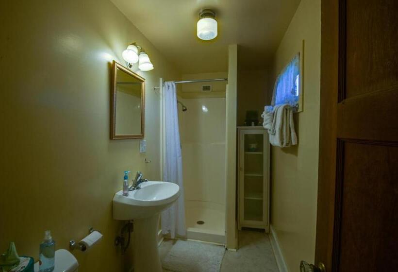 Номер Стандарт, The Captains Quarters