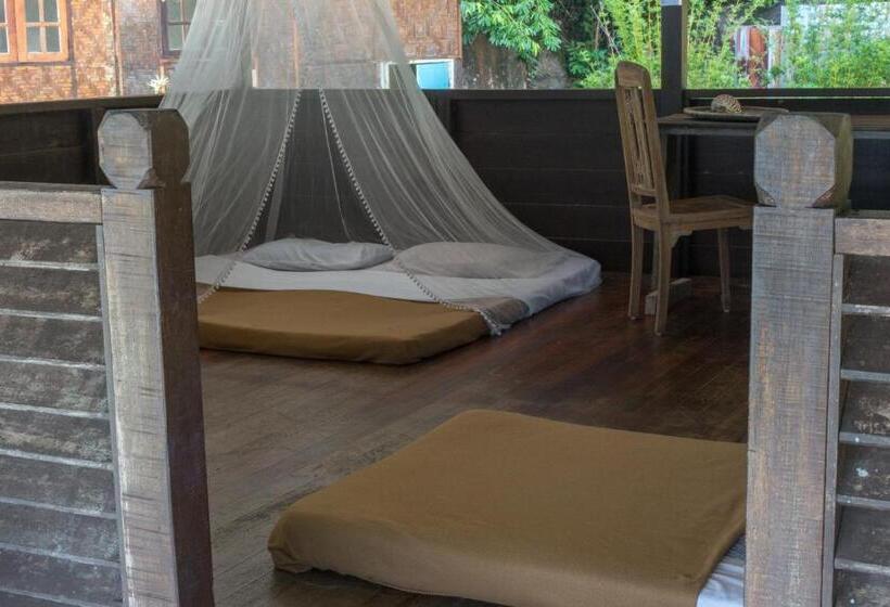 سرير فى غرفة مشتركه, Wild Pasir Panjang