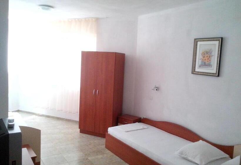 اتاق استاندارد سه نفره, Guest House Krasi