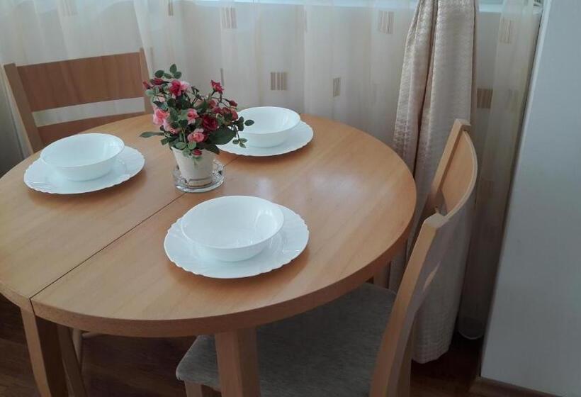 Escritório Estándar, Stephanovy Guest House