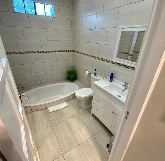 스위트 킹사이즈 침대, Waterkloof Guest House