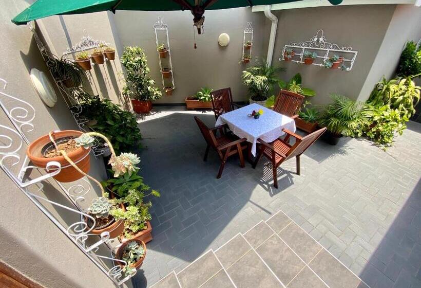 스위트 킹사이즈 침대, Waterkloof Guest House