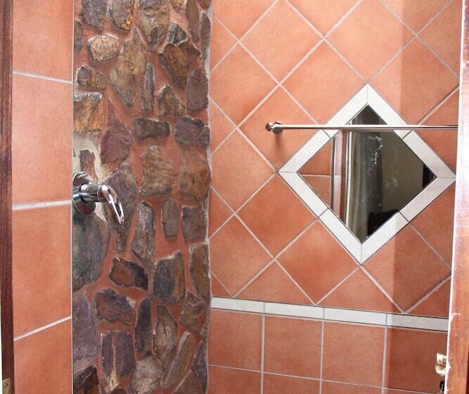 스위트 킹사이즈 침대, Waterkloof Guest House