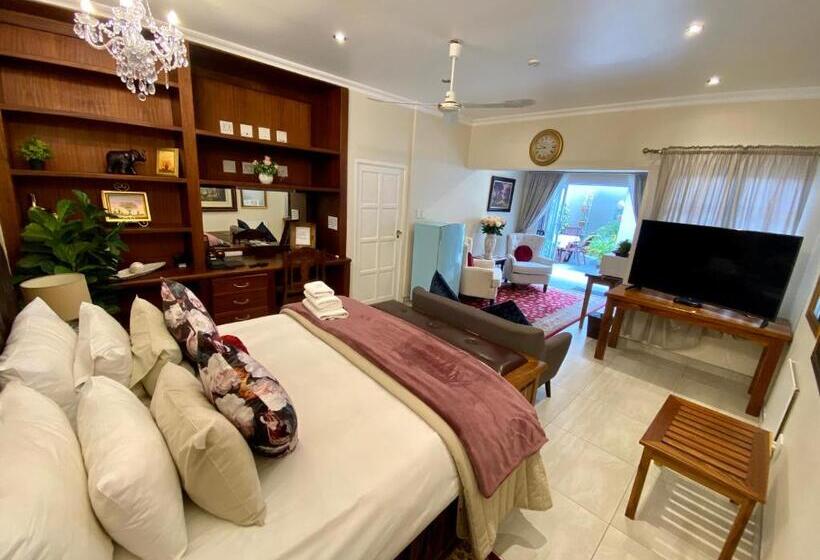 스위트 킹사이즈 침대, Waterkloof Guest House