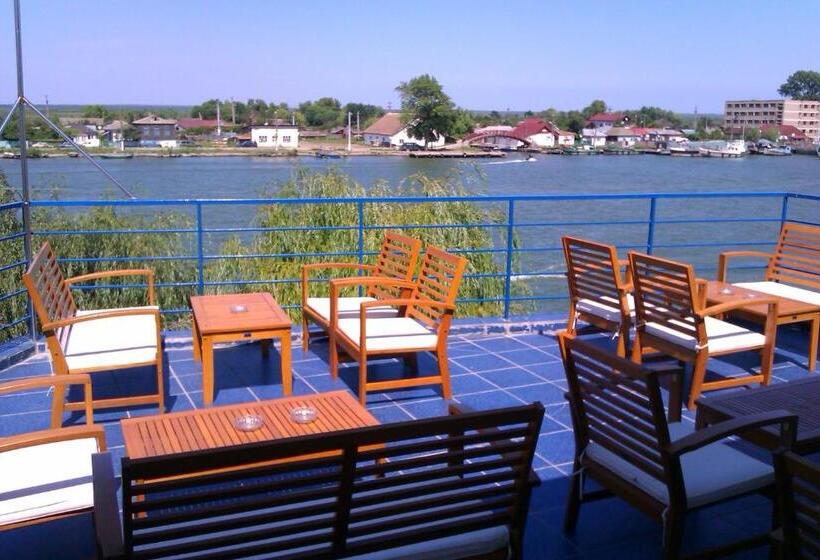 اتاق استاندارد سه نفره, Marina House