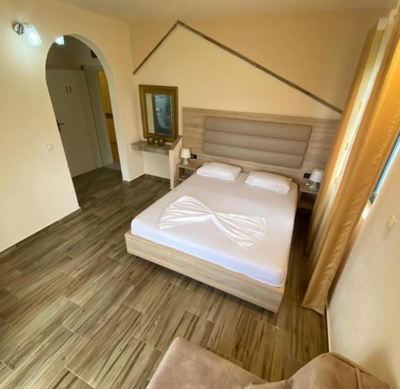 اتاق استاندارد سه تخته با بالکن, Guesthouse Liamra