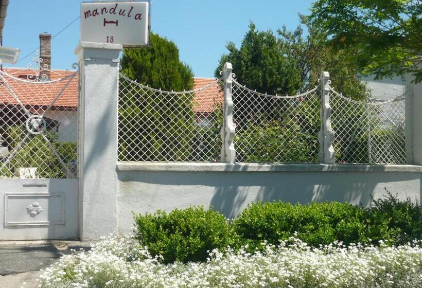 اتاق استاندارد, Mandula Ház