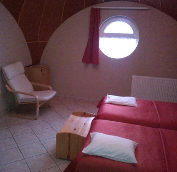 スタンダードルーム, Nautilus étterem és Panzió