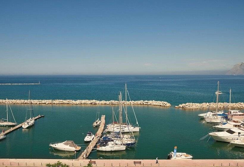 اتاق استاندارد با تخت دوبل و چشم‌انداز دریا, Moxy Patra Marina