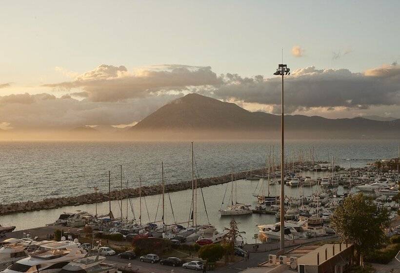 اتاق خانوادگی با چشم‌انداز دریا, Moxy Patra Marina