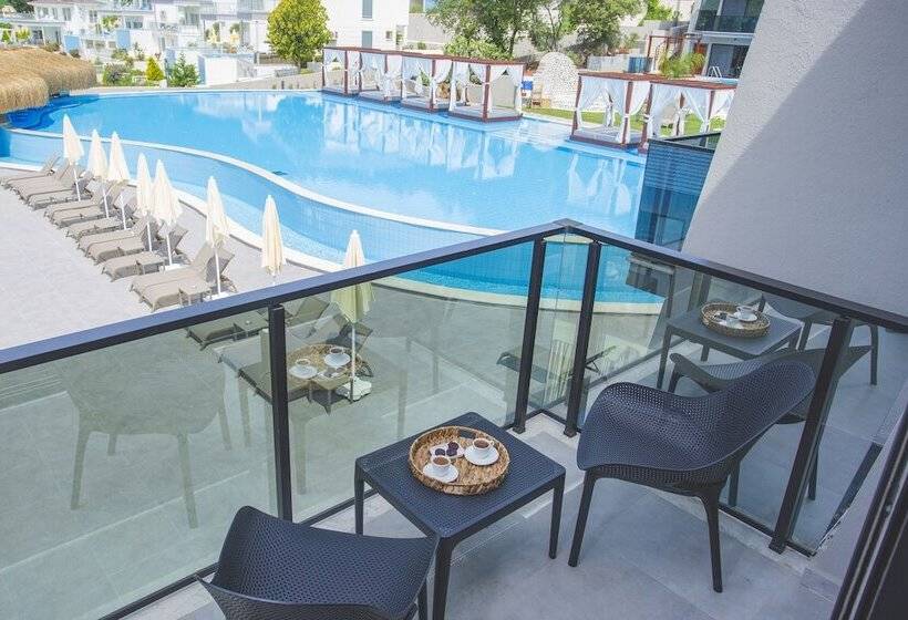 سوییت با چشم‌انداز استخر, Orka Cove Hotel Penthouse & Suites - Adults Only