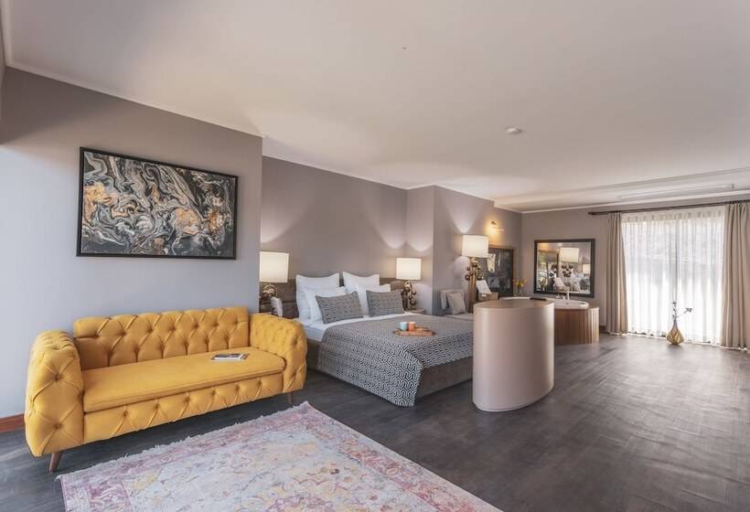سوییت با چشم‌انداز استخر, Orka Cove Hotel Penthouse & Suites - Adults Only