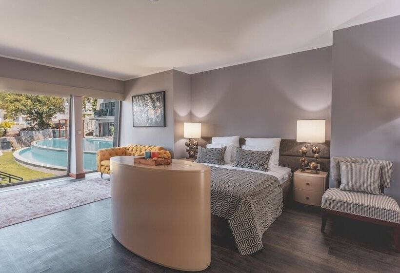 سوییت با چشم‌انداز استخر, Orka Cove Hotel Penthouse & Suites - Adults Only