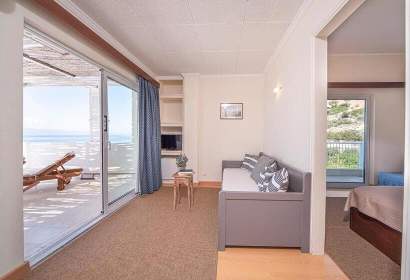 Family Suite, Cokkinis