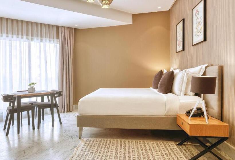 اتاق لوکس با تخت بزرگ, Adam Hotel Suites